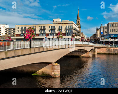 INVERNESS SCHOTTLAND SPEKTAKULÄRE BUNTEN SOMMER BLUMEN ENTLANG DER NESS BRÜCKE Stockfoto