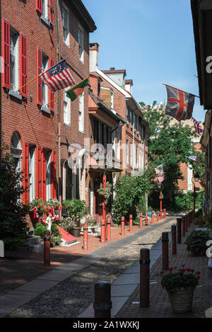 Der Philadelphia Elfreth Gasse, Blick auf Elfreth's Alley - dating von 1722 ist die älteste Wohnstraße in den USA, Philadelphia, PA, USA Stockfoto
