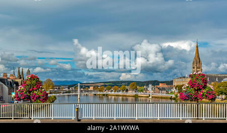 INVERNESS SCHOTTLAND DEN FLUSS NESS mit spektakulären SOMMER BLUMEN AUF DER BRÜCKE UND GREIG STREET SUSPENSION BRIDGE IN DER FERNE Stockfoto