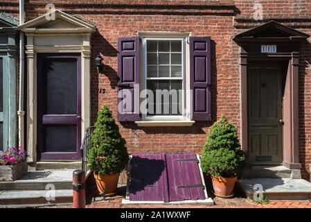 USA koloniale, Detail der Georgischen Reihenhäuser in Elfreth's Alley - Website des ältesten Wohnstraße in den USA, Philadelphia, Pennsylvania, USA Stockfoto