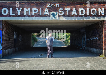 Ältere Touristen stehen in der Straße, die zu den Olympischen Stadion am Rossitter Platz, Westend, Berlin führt Stockfoto