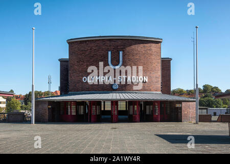 U-Bahn U-Bahnhof Olympia-Stadion auf der Linie U2 in Westend, Berlin. Historischen Backsteingebäude Exterieur & Fassade. Stockfoto