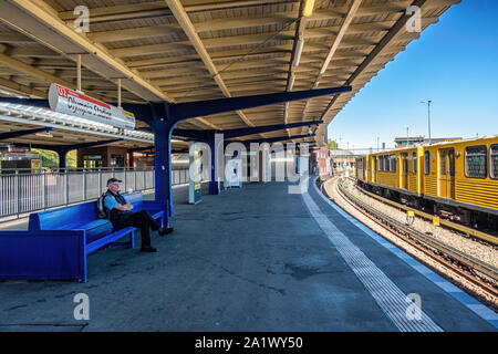 U-Bahn U-Bahnhof Olympia-Stadion auf der Linie U2 in Westend, Berlin. Bahnsteig. Stockfoto