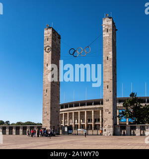 Olympiastadion OlympiaStadion - eine monumentale Nazizeit Stadion zu den Olympischen Spielen 1936 im Westend, Berlin nach den Plänen des Architekten Werner March erbaut. Stockfoto