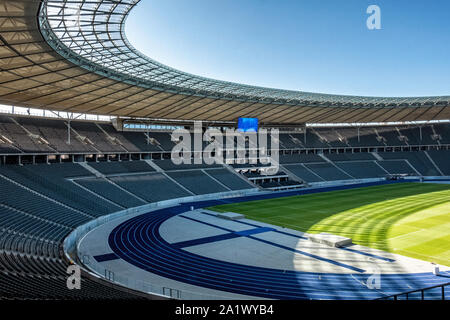Olympiastadion OlympiaStadion Innenraum - Eine monumentale Nazizeit Stadion zu den Olympischen Spielen 1936 im Westend, Berlin nach den Plänen des Architekten Werner March erbaut. Stockfoto