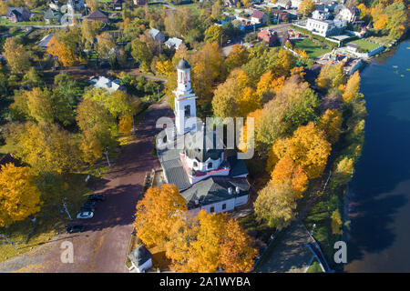 Ansicht von oben auf die Kirche Alexander Newski im goldenen Herbst. Ust-Izhora, St. Petersburg. Russland Stockfoto