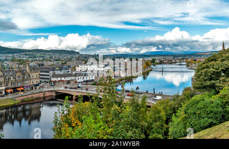 INVERNESS SCHOTTLAND BLICK ÜBER DIE NESS BRÜCKE UND DEN FLUSS NESS IN RICHTUNG GREIG STREET SUSPENSION BRIDGE Stockfoto