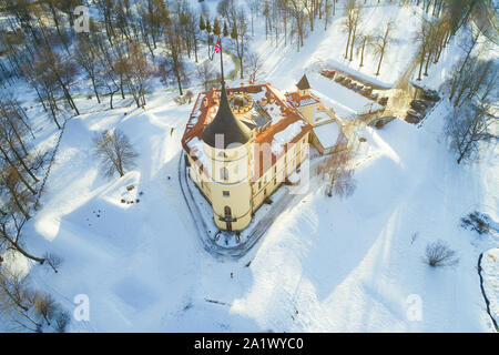 Blick von oben auf die alte Burg Signalton (Mariental) auf einem sonnigen Februartag. Pavlovsk, Russland Stockfoto