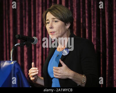 Sioux City, Iowa, USA. 28 Sep, 2019. Massachusetts Attorney General MAURA HEALEY spricht im Namen von 2020 Präsidentschaftswahlen Demokraten Kandidat Elizabeth Warren (D-MA) an der Woodbury County Demokraten Harry Hopkins Abendessen im Abu Bekr Schrein Tempel in Sioux City, Iowa, Samstag, 28. September 2019. Quelle: Jerry Mennenga/ZUMA Draht/Alamy leben Nachrichten Stockfoto