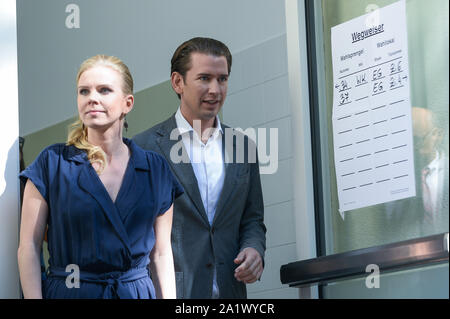 Wien, Österreich. 29 Sep, 2019. Österreichische Volkspartei leader Sebastian Kurz und seine Freundin Susanne Ankommen im Wahllokal ihre Stimme während der Parlamentswahlen zu werfen. Credit: SOPA Images Limited/Alamy leben Nachrichten Stockfoto