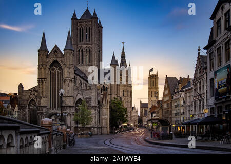 Blick auf die Kirche St. Nikolaus im historischen mittelalterlichen Zentrum der Stadt Gent bei Sonnenuntergang, Region Flandern, Belgien Stockfoto