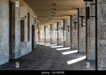 Olympiastadion OlympiaStadion - eine monumentale Nazizeit Stadion zu den Olympischen Spielen 1936 im Westend, Berlin nach den Plänen des Architekten Werner March erbaut. Berlin' Stockfoto