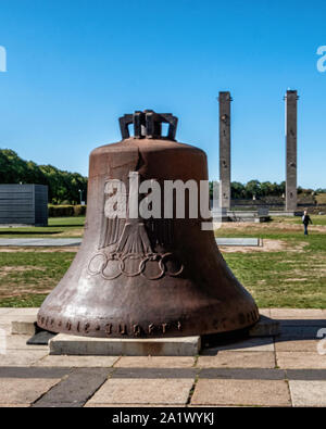 Berlin, Olympiastadion Grundstück. Hohe Türme und beschädigte Olympic Glocke aus dem Glockenturm ist mit olympischen Ringen, einen Adler, das Jahr 1936 eingeschrieben Stockfoto