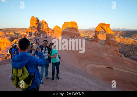 Viele Leute warten auf die Schaufel Foto bei den Zarten Arch, Utah, Vereinigte Staaten von Amerika, verrückt, Tourismus, Wirklichkeit, Urlaub, Ferien, Sommer, Stockfoto