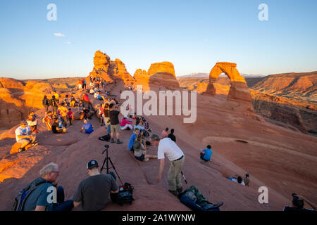 Viele Leute warten auf die Schaufel Foto bei den Zarten Arch, Utah, Vereinigte Staaten von Amerika, verrückt, Tourismus, Wirklichkeit, Urlaub, Ferien, Sommer, Stockfoto