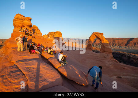 Viele Leute warten auf die Schaufel Foto bei den Zarten Arch, Utah, Vereinigte Staaten von Amerika, verrückt, Tourismus, Wirklichkeit, Urlaub, Ferien, Sommer, Stockfoto