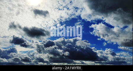 Dramatischer Altocumulus Clouds Gatwick, Großbritannien Stockfoto