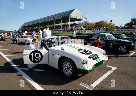 1963 TVR Grantura Mk 3 von Tim Layzell in der Fordwater Trophy Rennen auf dem Goodwood Revival 14. Sept 2019 in Chichester, England angetrieben. Copyright M Stockfoto