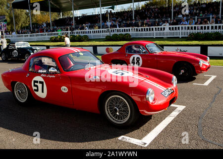 1961 Lotus Elite angetrieben von Robin Longdon, (im Vordergrund), neben einem anderen 1961 Lotus Elite angetrieben von Dougal Cawley auf dem Raster für die Fordwater Stockfoto