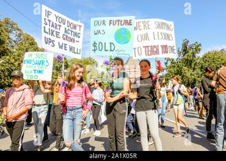 TORONTO, ONTARIO, Kanada - 27 September, 2019: "Freitags für zukünftige "Klimawandel protestieren. Tausende von Menschen März mit Zeichen. Stockfoto