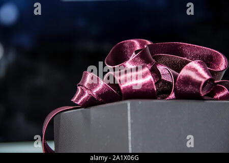 Geschenkbox mit roter Schleife. Weihnachten Hintergrund. Stockfoto