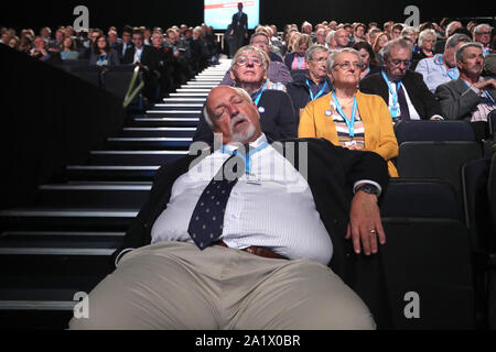 Die Leute hören auf die Lautsprecher auf dem Parteitag der Konservativen Partei in der Manchester Convention Center statt. Stockfoto