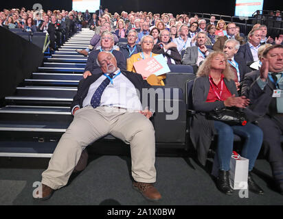 Die Leute hören auf die Lautsprecher auf dem Parteitag der Konservativen Partei in der Manchester Convention Center statt. Stockfoto