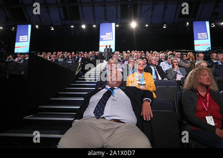 Die Menschen in der Halle hören Redner auf dem Parteitag der Konservativen Partei in der Manchester Convention Center statt. Stockfoto