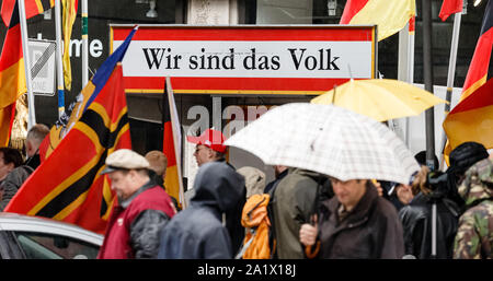 Hamburg, Deutschland. 29 Sep, 2019. Die Teilnehmer einer Kundgebung von Rechtsextremisten unter dem Motto 'Michel, endlich nach 'Amt für den Schutz der Verfassung stehen vor einem Lautsprecher Lkw mit der Aufschrift "Wir sind das Volk". Quelle: Markus Scholz/dpa/Alamy leben Nachrichten Stockfoto