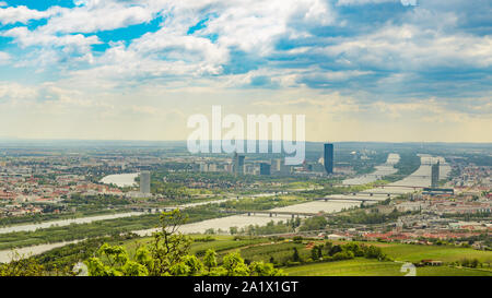 Blick vom Kahlenberg auf Wiener Stadtbild. Touristen vor Ort Stockfoto