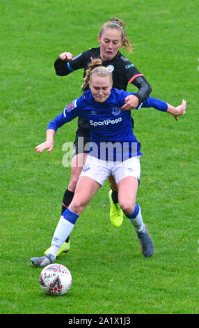 Everton ist Molly Hecht (vorne) und Manchester City Keira Walsh Kampf um den Ball während Super der FA Frauen Liga Match am Merseyrail Gemeinschaft Stadion, Southport. Stockfoto