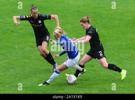 Von Manchester City Jill Scott (links) und Manchester City Aoife Mannion (rechts) Kampf um den Ball gegen Everton ist Chloe Kelly während Super der FA Frauen Liga Match am Merseyrail Gemeinschaft Stadion, Southport. Stockfoto