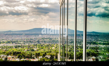 Blick vom Kahlenberg auf Wiener Stadtbild. Touristen vor Ort Stockfoto