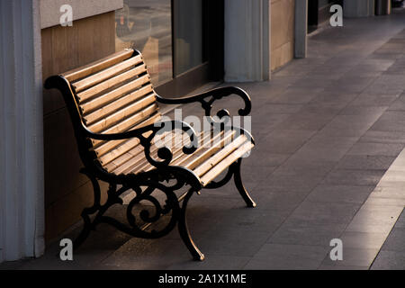 Holzbank im Stadtpark Stockfoto