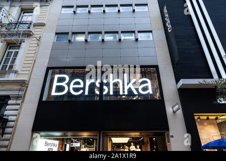 Athen, Griechenland - Januar 4, 2019: Anzeige eines Bershka store in der Nacht in Athen, Griechenland Stockfoto