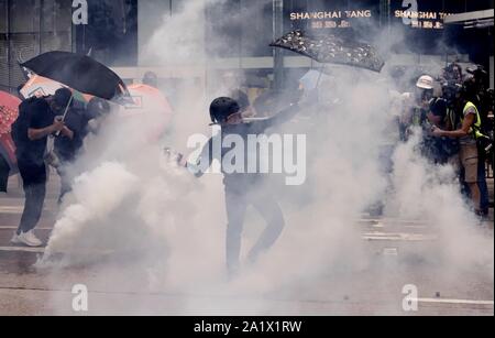 Hongkong, China. 29 Sep, 2019. Demonstrant zurück werfen gas Kanister Tränengas auf der Bereitschaftspolizei an der Admiralität Zentrale während der globalen Anti Chinazi März. Sept-29 Hong Kong. ZUMA/Liau Chung-ren Credit: Liau Chung-ren/ZUMA Draht/Alamy leben Nachrichten Stockfoto