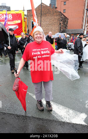 Manchester, UK - Sonntag, 29. September 2019. Demonstranten in den Regen gegen die Sparpolitik und Brexit in Manchester City Centre in der Nähe von dem Parteitag der Konservativen Partei am Eröffnungstag der Tory Veranstaltung demonstrieren. Foto Steven Mai/Alamy leben Nachrichten Stockfoto