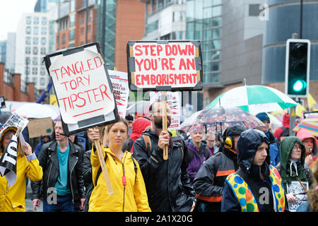 Manchester, UK - Sonntag, 29. September 2019. Demonstranten in den Regen gegen die Sparpolitik und Brexit in Manchester City Centre in der Nähe von dem Parteitag der Konservativen Partei am Eröffnungstag der Tory Veranstaltung demonstrieren. Foto Steven Mai/Alamy leben Nachrichten Stockfoto