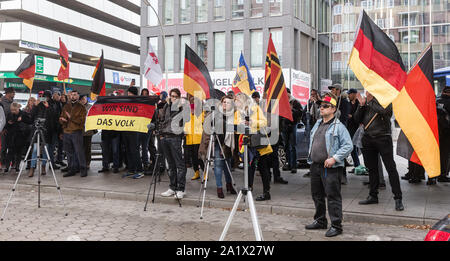 Hamburg, Deutschland. 29 Sep, 2019. Die Teilnehmer einer Kundgebung von Rechtsextremisten unter dem Motto 'Michel, endlich nach 'Amt für den Schutz der Verfassung sind, ihre Fahnen schwenken. Quelle: Markus Scholz/dpa/Alamy leben Nachrichten Stockfoto