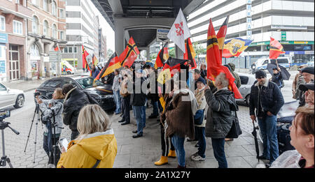 Hamburg, Deutschland. 29 Sep, 2019. Die Teilnehmer einer Kundgebung von Rechtsextremisten unter dem Motto 'Michel, endlich nach 'Amt für den Schutz der Verfassung sind, ihre Fahnen schwenken. Quelle: Markus Scholz/dpa/Alamy leben Nachrichten Stockfoto