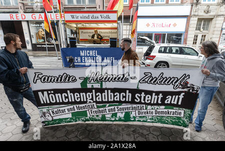 Hamburg, Deutschland. 29 Sep, 2019. Die Teilnehmer einer Kundgebung von Rechtsextremisten unter dem Motto 'Michel, endlich 'Halten ein Banner mit der Aufschrift "Familie, Zuhause, Zukunft". Mönchengladbach steht auf". Quelle: Markus Scholz/dpa/Alamy leben Nachrichten Stockfoto