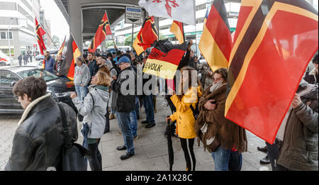 Hamburg, Deutschland. 29 Sep, 2019. Die Teilnehmer einer Kundgebung von Rechtsextremisten unter dem Motto 'Michel, endlich nach 'Amt für den Schutz der Verfassung sind, ihre Fahnen schwenken. Quelle: Markus Scholz/dpa/Alamy leben Nachrichten Stockfoto