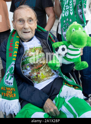 29. September 2019, Bayern, Fürth: Fussball: 2. Bundesliga, SpVgg Greuther Fürth - Holstein Kiel, 8. Spieltag, im Sportpark Ronhof Thomas Sommer. Die Fürther fan Franz Lohrber folgt das Spiel mit dem Maskottchen in seiner Hand. Die 92-jährige zum ersten Mal im Alter von zwei Jahren an der dann SpVgg Fürth Meisterschaft gespielt. Foto: Daniel Karmann/dpa - WICHTIGER HINWEIS: In Übereinstimmung mit den Anforderungen der DFL Deutsche Fußball Liga oder der DFB Deutscher Fußball-Bund ist es untersagt, zu verwenden oder verwendet Fotos im Stadion und/oder das Spiel in Form von Bildern und/oder Videos getroffen haben Stockfoto