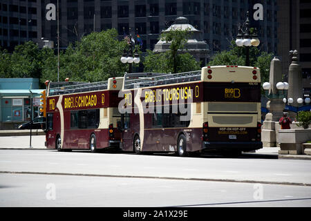 Big Bus Chicago oben offen geführte Bustour Busse an der Haltestelle Wacker Drive Chicago, Illinois geparkt Vereinigte Staaten von Amerika Stockfoto