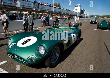 1957 Aston Martin DBR1, (1959 Le Mans gewinnen Auto), während der 1959 RAC TT Parade am Goodwood Revival 14. Sept 2019 in Chichester, England. Stockfoto