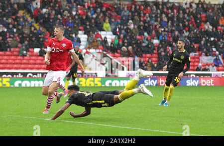 Die Brentford Ollie Watkins Kerben dritten Ziel seiner Seite des Spiels während der Sky Bet Meisterschaft Gleiches an Oakwell, Barnsley. Stockfoto