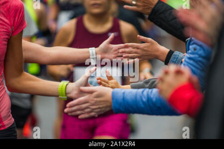 Berlin, Deutschland. 29 Sep, 2019. Läufer Klatschen mit den Zuschauern während den Berlin Marathon 2019 in Berlin, Hauptstadt der Bundesrepublik Deutschland, Sept. 29, 2019. Credit: Lian Zhen/Xinhua/Alamy leben Nachrichten Stockfoto