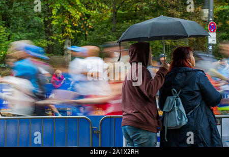 Berlin, Deutschland. 29 Sep, 2019. Läufer konkurrieren Während der Berlin Marathon 2019 in Berlin, Hauptstadt der Bundesrepublik Deutschland, Sept. 29, 2019. Credit: Lian Zhen/Xinhua/Alamy leben Nachrichten Stockfoto