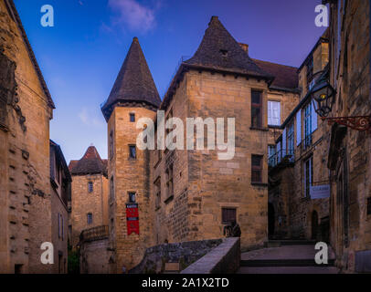 Sarlat-la-Canéda, oder einfach, Sarlat, ist eine französische Gemeinde im Département Nouvelle-Aquitaine im Südwesten von Frankreich. Die Stadt Sarlat ist in einer r Stockfoto