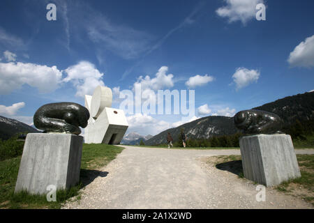 Glières Plateau und die monumentale Skulptur von Émile Gilioli. Plateau des Glières. Haute-Savoie. Frankreich. Stockfoto